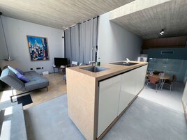 Appartamento Luxury | Cucina privata | Bollitore elettrico, macinacaffè, prodotti per la pulizia, freezer