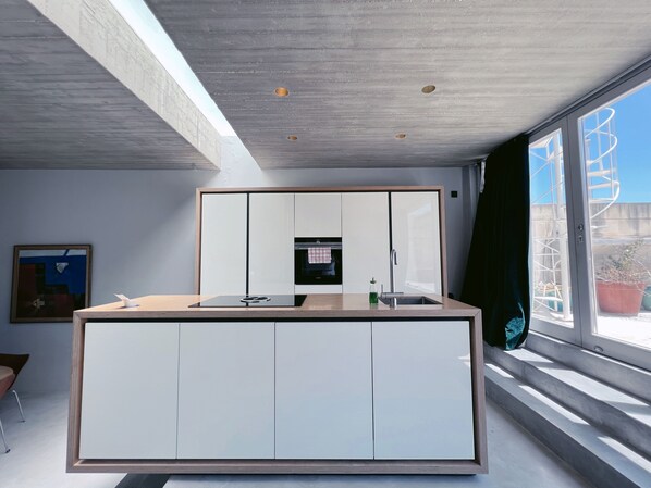 Departamento de lujo | Cocina privada | Tetera eléctrica, molino para café, artículos de limpieza y congelador 