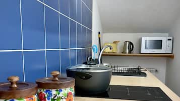 Geladeira, micro-ondas, cooktop, cafeteira/chaleira