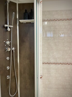 Shower, hair dryer, bidet, towels