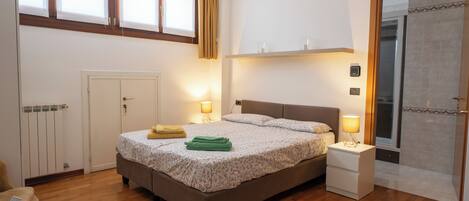 1 quarto, cofres nos quartos, ferros/tábuas de passar roupa