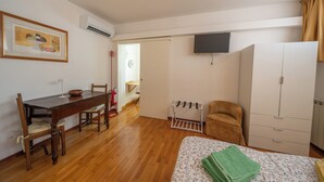 1 bedroom, in-room safe, iron/ironing board, travel cot - Cosy studio with garden and free parking, close to Airport and Venice (Venezia)