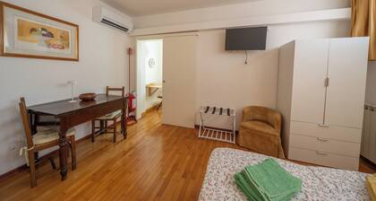 Cosy studio with garden and free parking, close to Airport and Venice