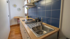 Coffee/tea maker, fridge, microwave, stovetop - Cosy studio with garden and free parking, close to Airport and Venice (Venezia)