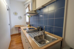 Coffee/tea maker, fridge, microwave, stovetop