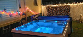 Rochester Escape w/ Hot Tub & Fire Pit!