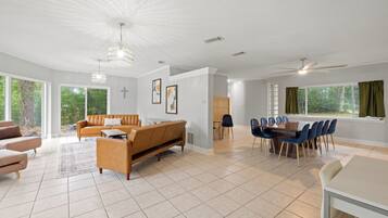 スマートテレビ、卓球台、書庫