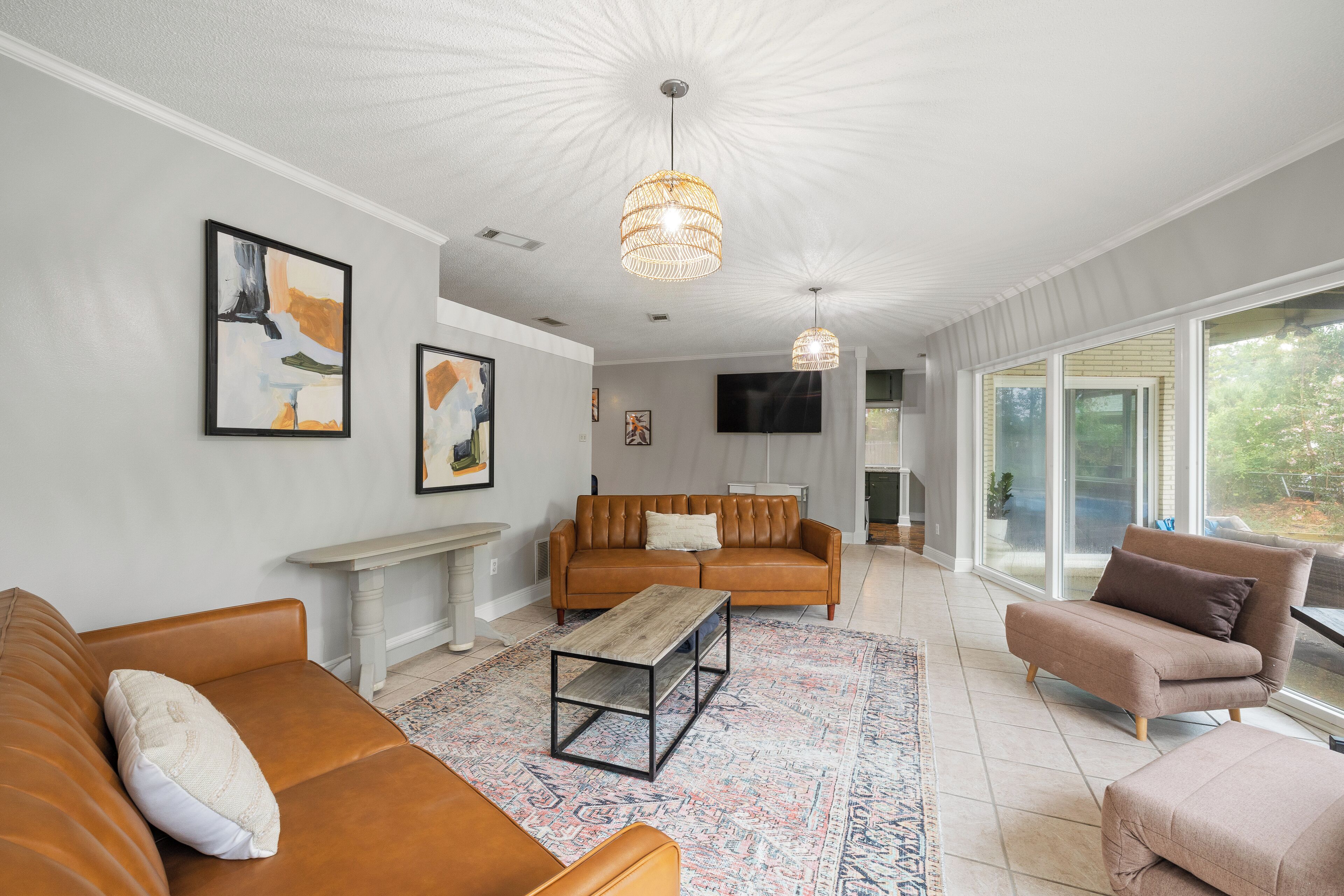 スマートテレビ、卓球台、書庫