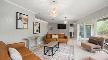 スマートテレビ、卓球台、書庫