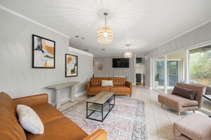 Una Smart TV, una mesa de tenis de mesa, libros