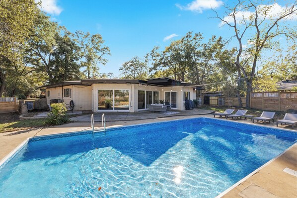 Una piscina al aire libre