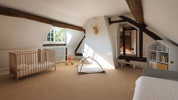 3 slaapkamers, een strijkplank/strijkijzer, gratis wifi, beddengoed