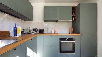 Geladeira, micro-ondas, fogão, lava-louças