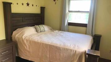 3 slaapkamers, een bureau, een strijkplank/strijkijzer, reisbedje