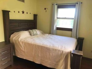 3 Schlafzimmer, Schreibtisch, Bügeleisen/Bügelbrett, Reisekinderbett