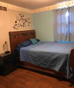3 bedrooms, desk, iron/ironing board, travel crib