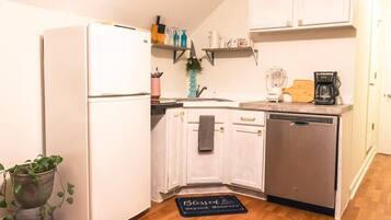 Réfrigérateur, micro-ondes, plaque de cuisson, lave-vaisselle