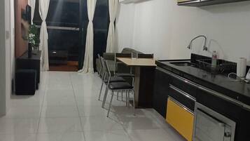 Frigorífico, horno, placa de cocina y lavavajillas