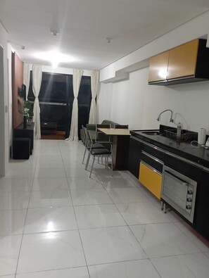 Frigorífico, horno, placa de cocina y lavavajillas