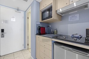 Réfrigérateur, micro-ondes, plaque de cuisson, grille-pain