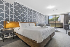 Escritorio, tabla de planchar con plancha, wifi gratis y ropa de cama