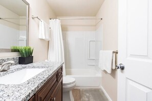 Hårføner og håndklær