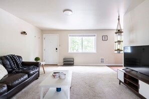 Smart TV - 2 bedroom Kenmore Apartment (Kenmore)