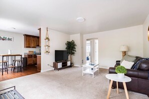 Smart TV - 2 bedroom Kenmore Apartment (Kenmore)