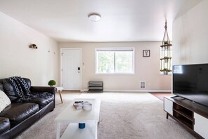 Smart TV - 2 bedroom Kenmore Apartment (Kenmore)