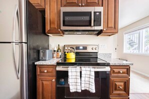 Fridge, microwave, oven, stovetop - 2 bedroom Kenmore Apartment (Kenmore)