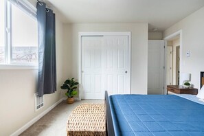 2 soverom, skrivebord, strykejern/-brett og wi-fi (inkludert)