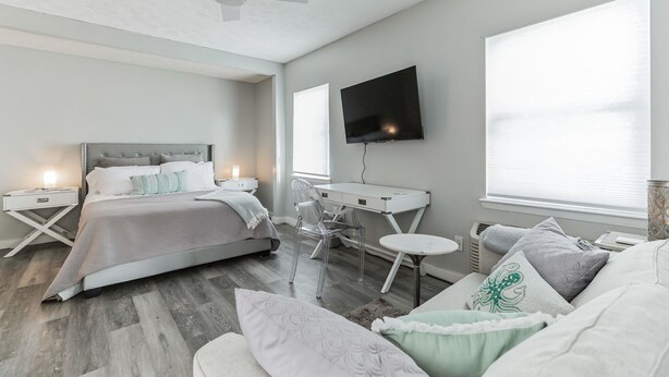 Studio, 1 King Bed, Hot Tub - Seabreeze Suites Unit C (Panama City Beach)