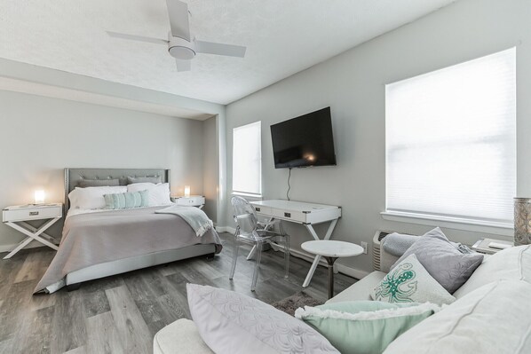 Studio, 1 King Bed, Hot Tub - Seabreeze Suites Unit C (Panama City Beach)