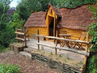 Petite Cabane Féérique Dans la Campagne