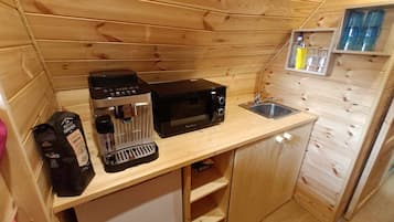 Fridge, microwave, oven, coffee/tea maker
