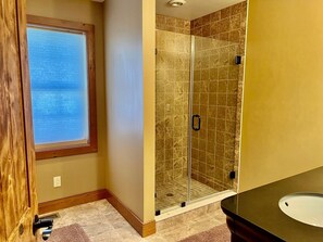 Douche, sèche-cheveux, serviettes fournies, savon