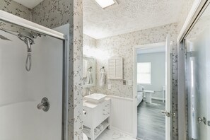 開放式客房, 1 張特大雙人床, 熱水浴缸 | 浴室 | 淋浴設備、毛巾、衛生紙