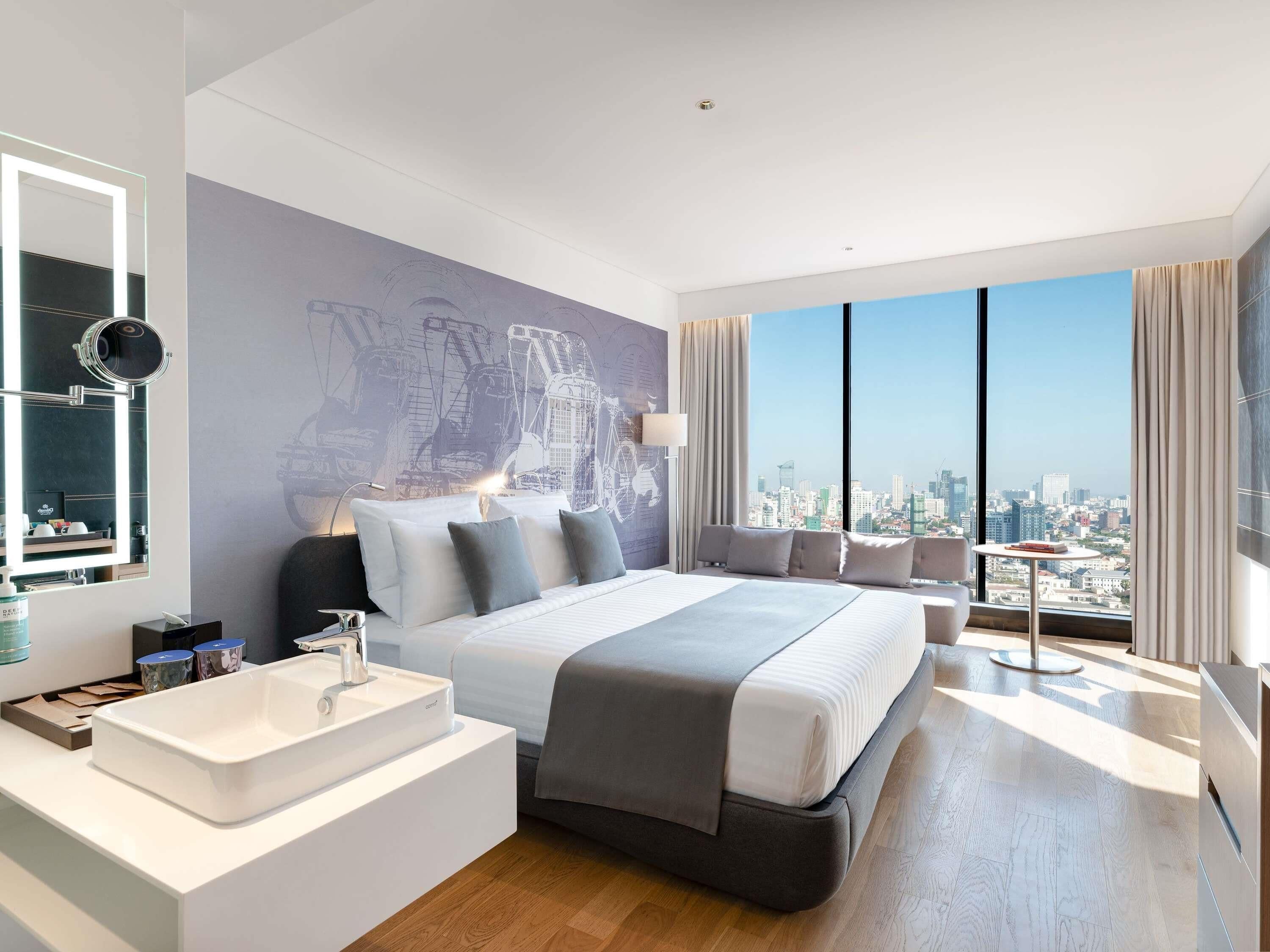 Executive Room, 1 King Bed | Down duvets, minibar, desk, soundproofing