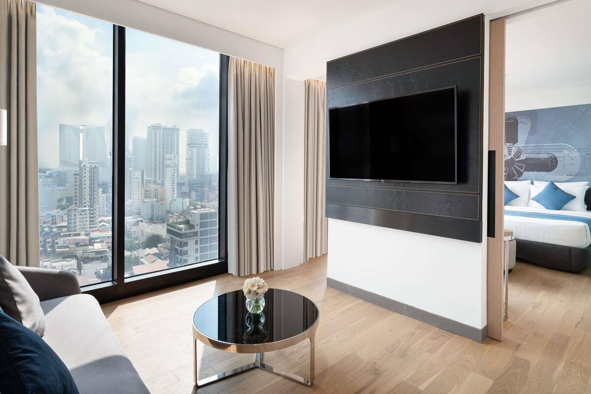 Executive-suite - 1 kingsize-seng (Riverside) | 1 soveværelse, dundyner, minibar, skrivebord