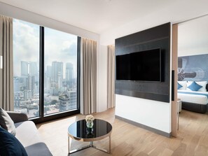 Phòng Suite Executive, 1 giường cỡ king (Riverside) | 1 phòng ngủ, chăn bông, minibar, bàn 