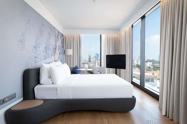 1 bedroom, down comforters, minibar, desk