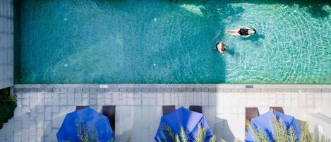 Kolam renang outdoor, dengan payung kolam renang