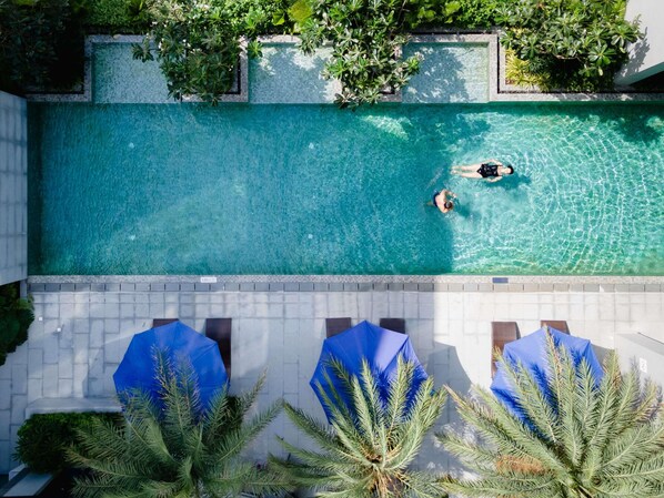 屋外プール、営業時間 6:00 ～ 20:00、プール パラソル