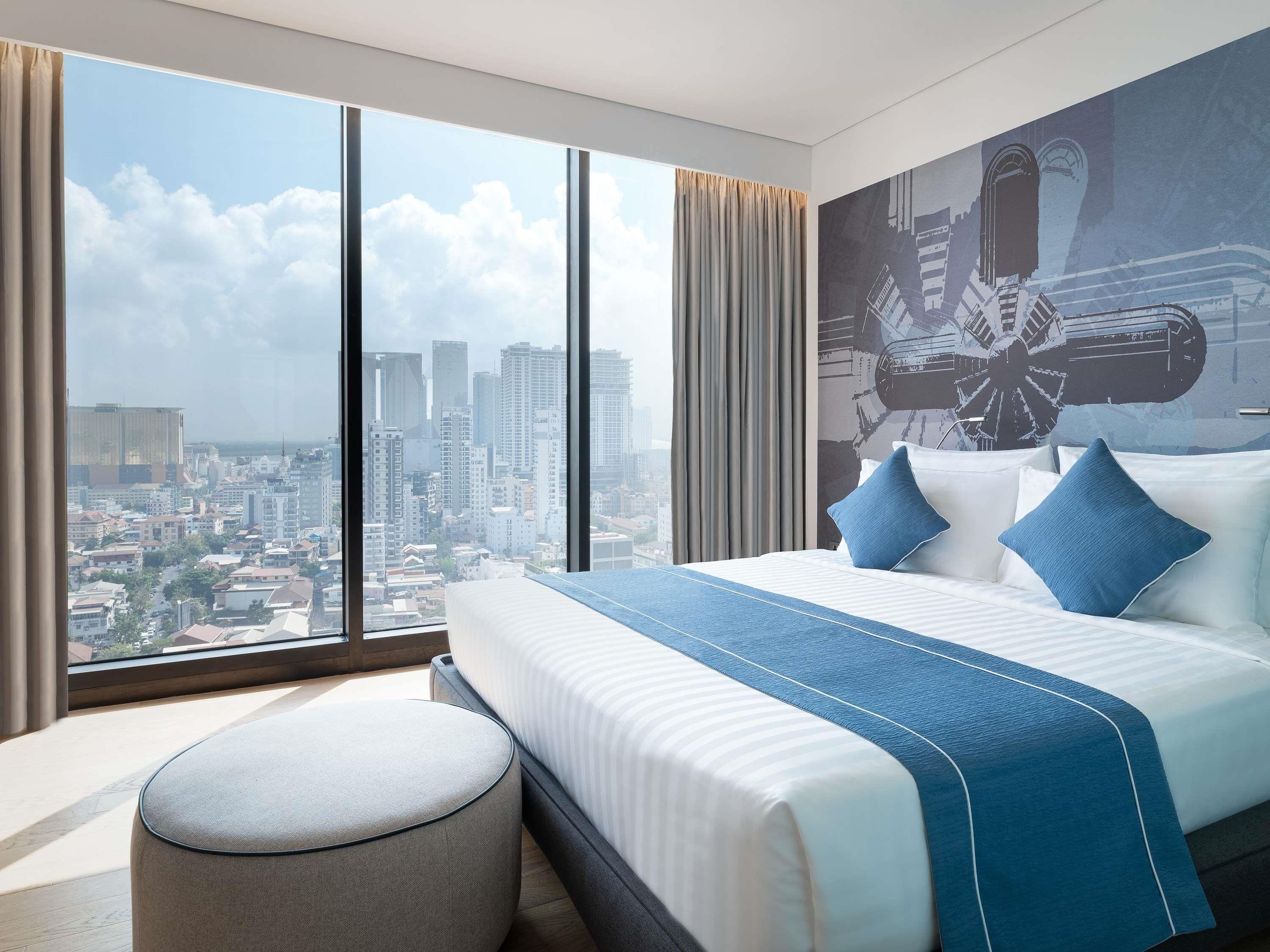 Executive Suite, 1 King Bed (Riverside) | Down comforters, minibar, desk, soundproofing