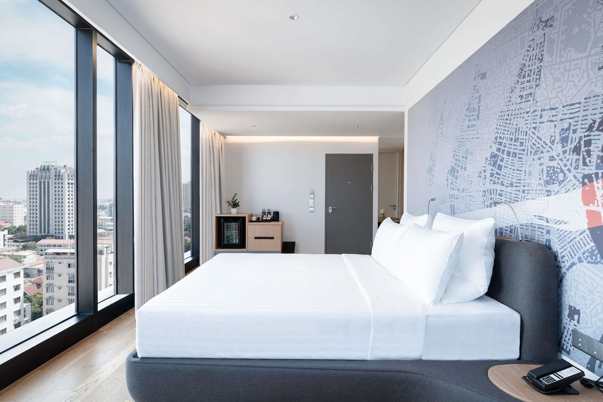 Deluxe Room, 1 King Bed | 1 bedroom, down duvets, minibar, desk