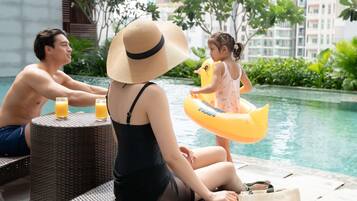 Açık yüzme havuzu, 6 ve 20 saatleri arasında açık, havuz şemsiyeleri