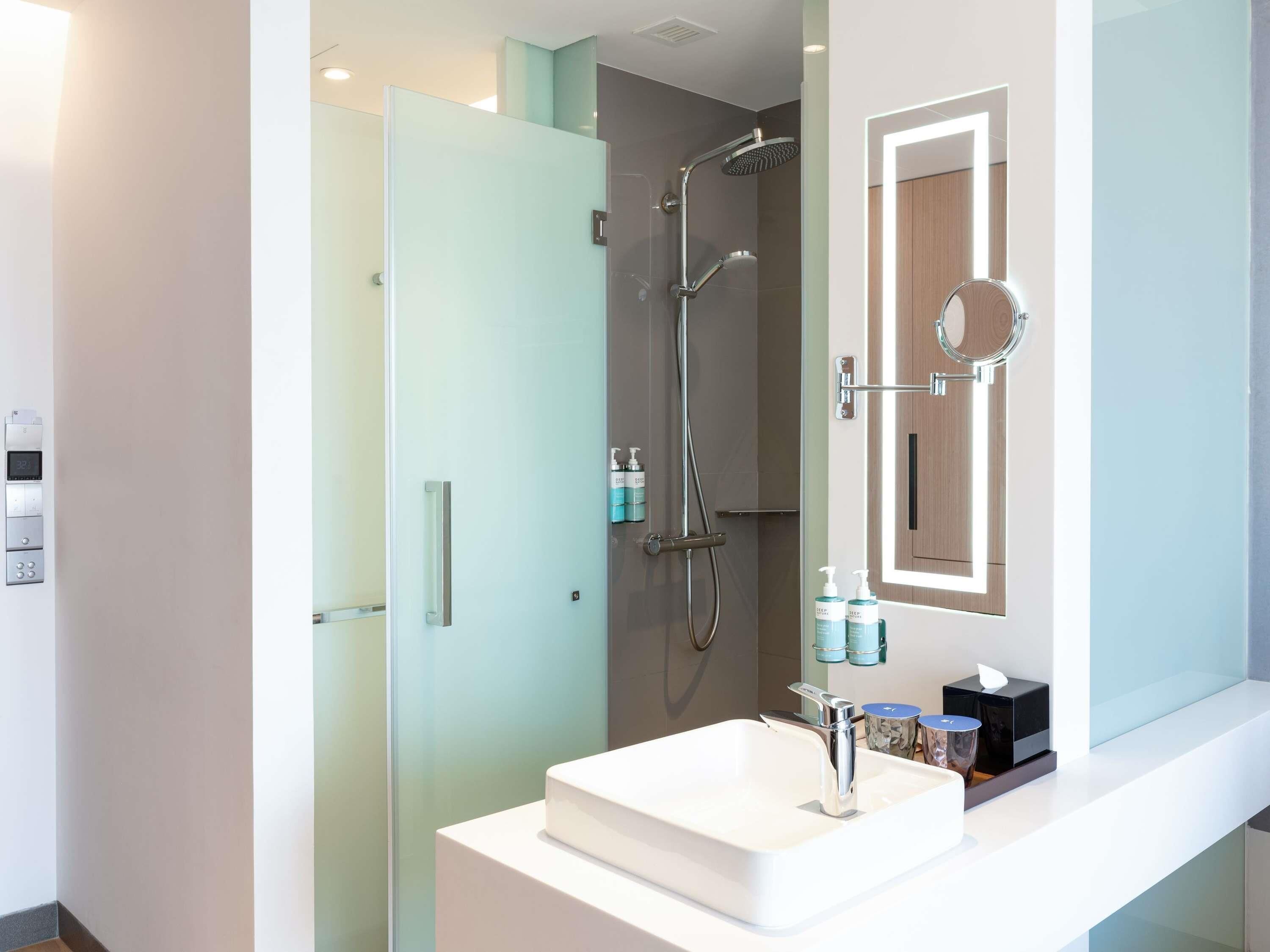 Down duvets, minibar, desk, soundproofing