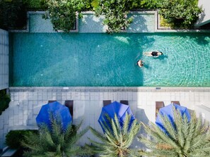Piscine extérieure, accÚs possible de 6 h à 20 h, parasols