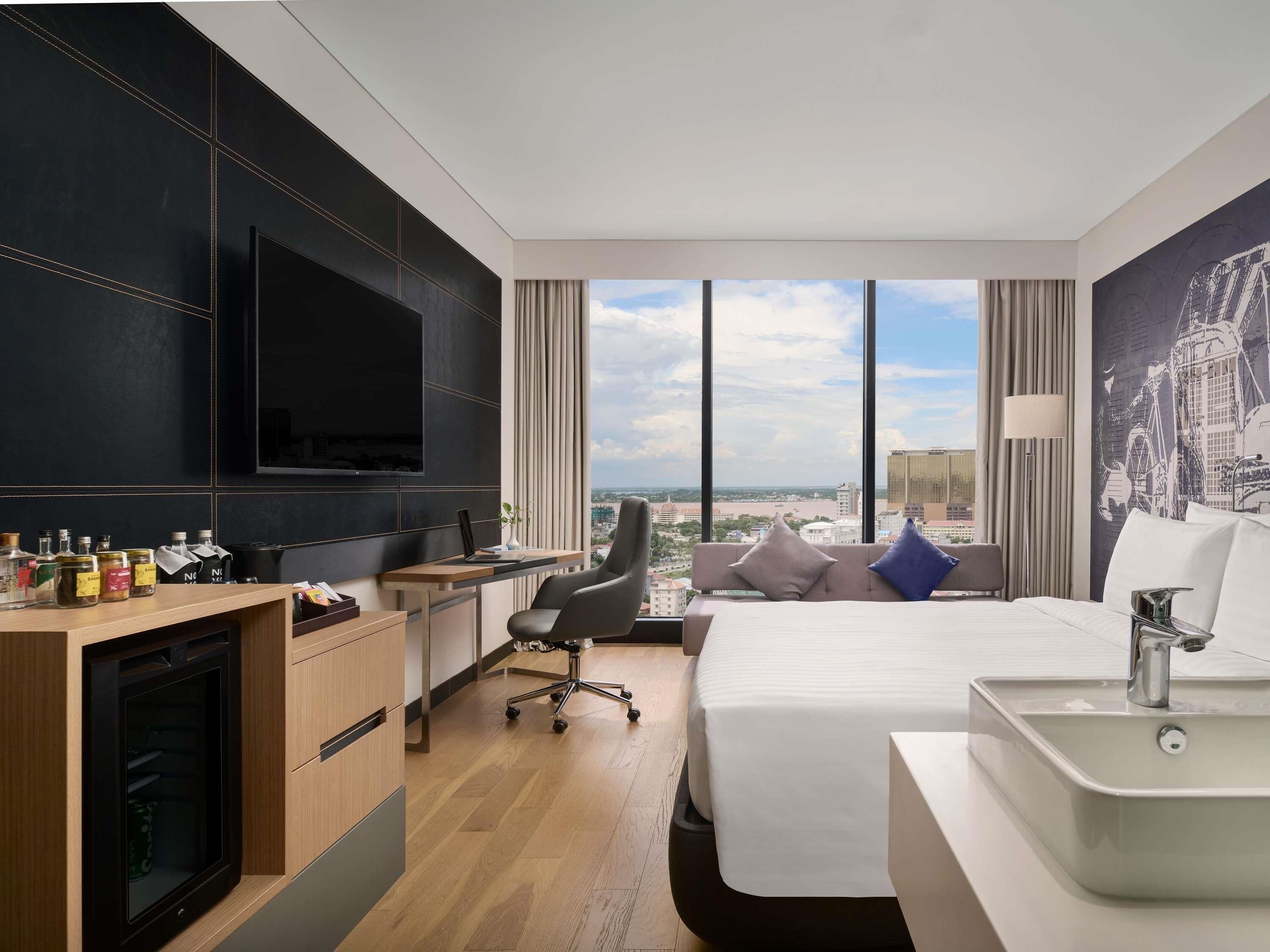 Superior King Room with Riverside | Down comforters, minibar, desk, soundproofing