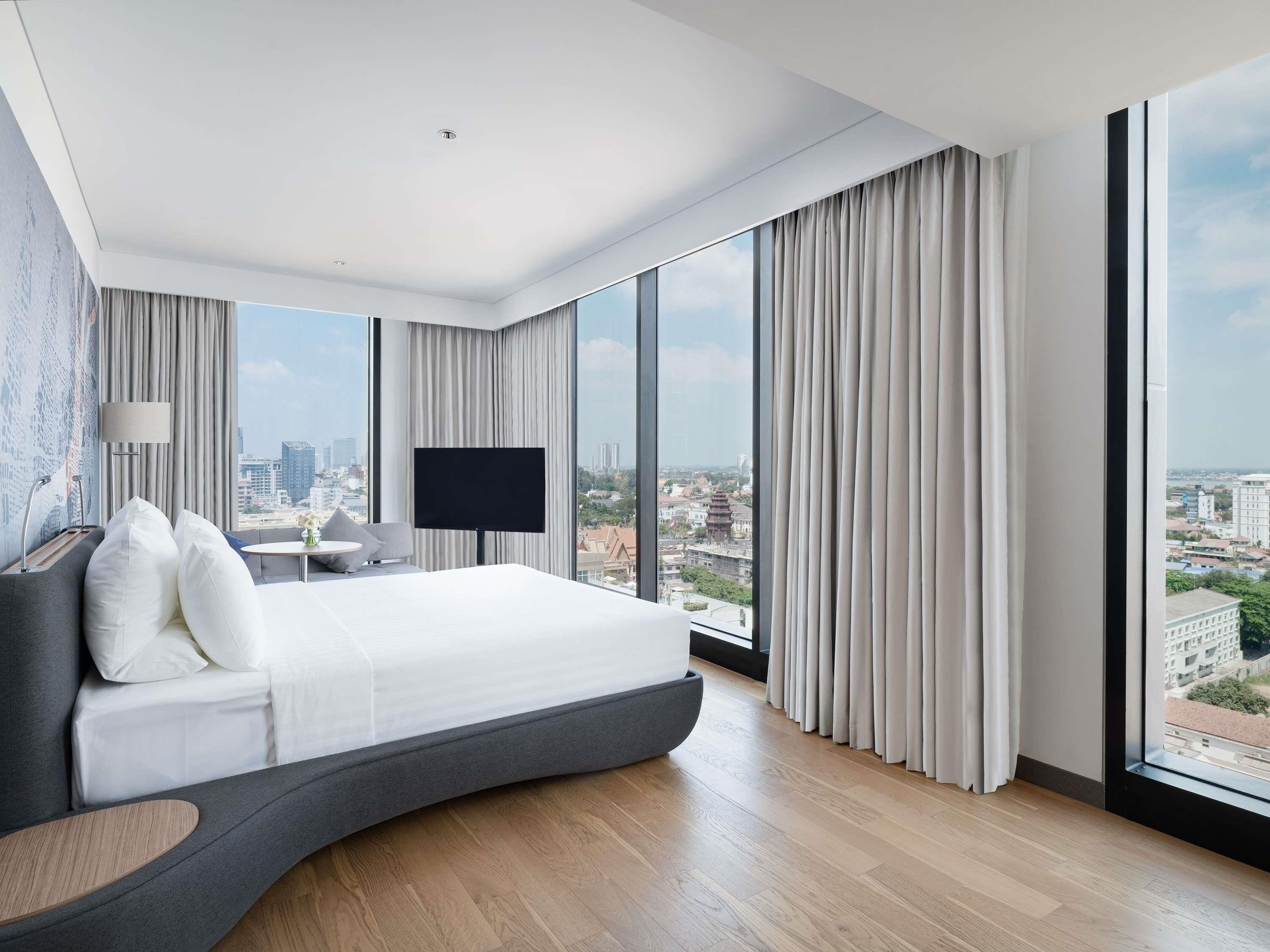 Rom – deluxe, 1 kingsize-seng | Dundyner, minibar, skrivebord og lydisolert